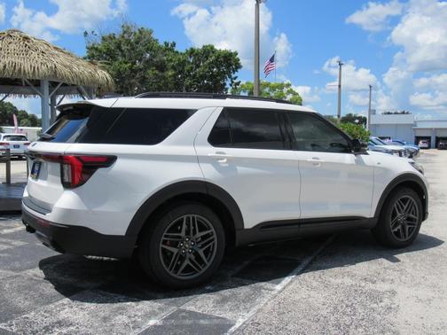 2025 Ford Explorer ST-Line