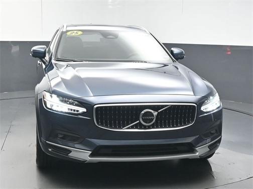2025 Volvo V90 Cross Country B6 Plus