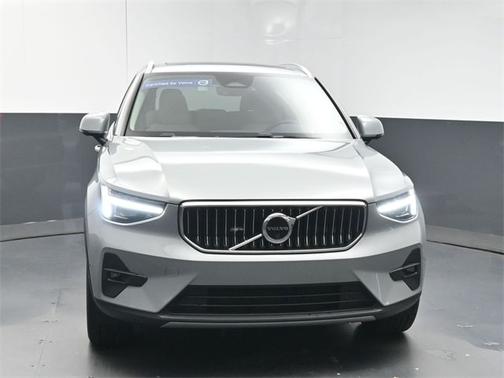 2025 Volvo XC40 B5 Plus Bright Theme
