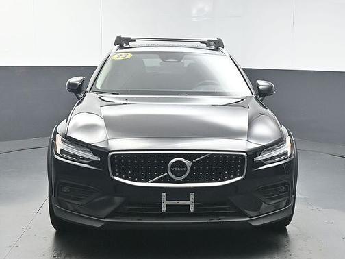Onyx Black 2023 Volvo V60 Cross Country Plus