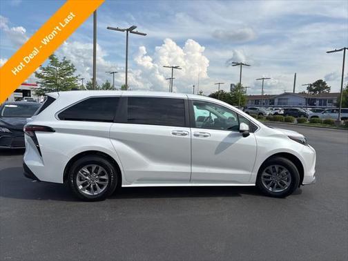 2025 Toyota Sienna XLE 8 Passenger