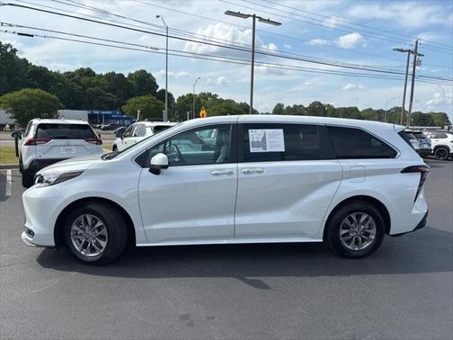 2025 Toyota Sienna XLE 8 Passenger