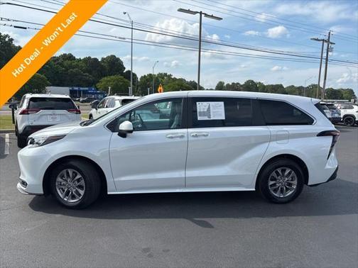 2025 Toyota Sienna XLE 8 Passenger