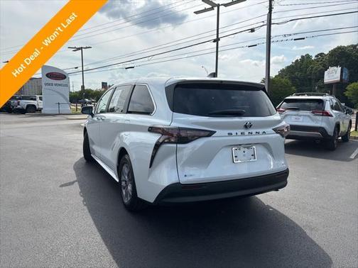 2025 Toyota Sienna XLE 8 Passenger