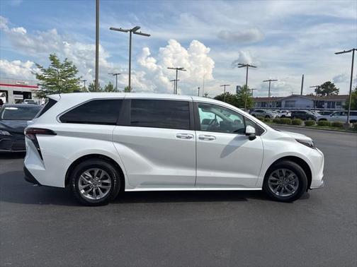 2025 Toyota Sienna XLE 8 Passenger