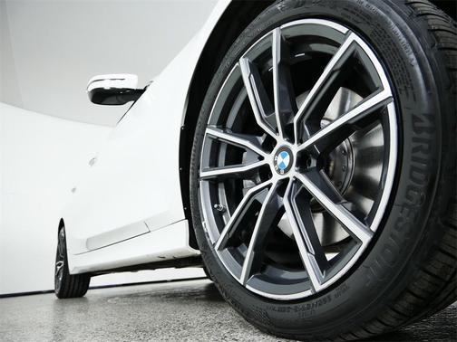 Photo 4 of 67 of 2019 BMW 330 i xDrive