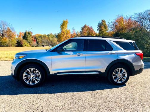 Photo 2 of 45 of 2020 Ford Explorer XLT