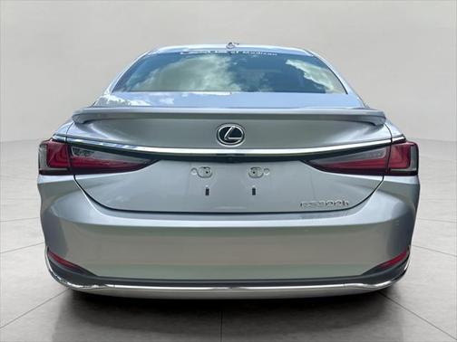 2025 Lexus ES 300h Ultra Luxury