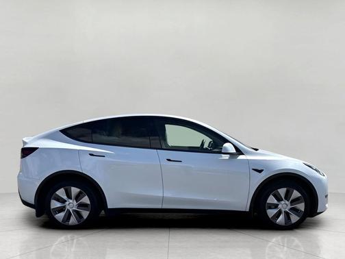 Pearl White Multi-Coat 2023 Tesla Model Y Long Range Dual Motor All-Wheel Drive