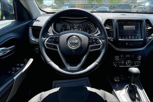 Granite Crystal Metallic Clearcoat 2017 Jeep Cherokee Latitude