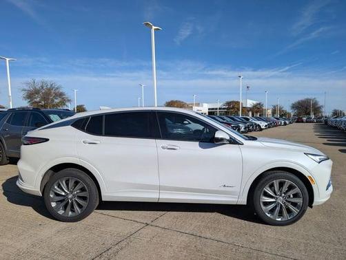 White Frost Tricoat 2026 Buick Envista Avenir FWD