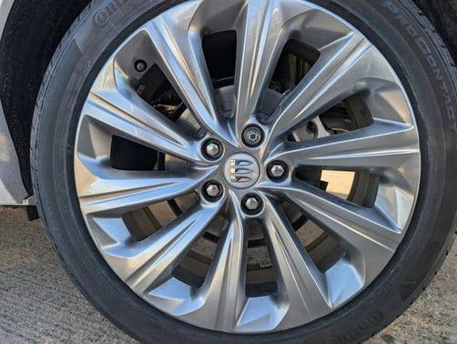 White Frost Tricoat 2026 Buick Envista Avenir FWD