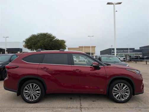 2022 Toyota Highlander Hybrid Platinum