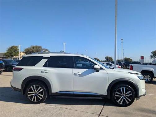 2023 Nissan Pathfinder Platinum FWD