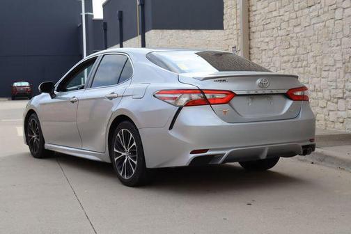 Celestial Silver Metallic 2018 Toyota Camry SE