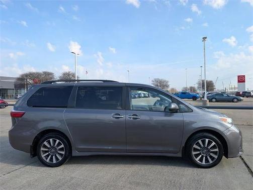 2020 Toyota Sienna XLE