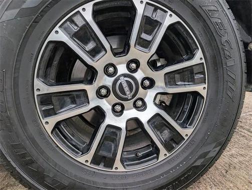 2023 Nissan Titan SV