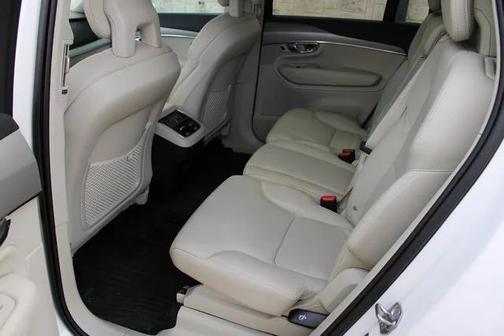 2022 Volvo XC90 T5 Momentum