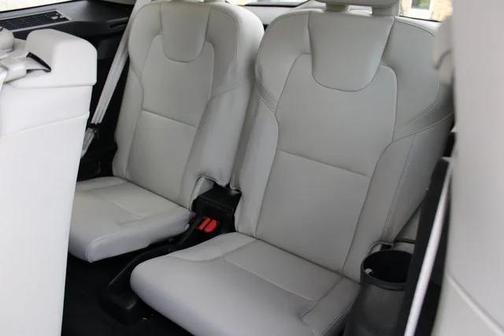 2022 Volvo XC90 T5 Momentum
