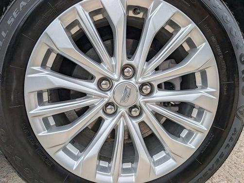 Crystal White Tricoat 2024 Cadillac XT4 Luxury