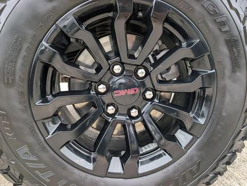 Summit White 2023 GMC Sierra 1500 AT4X