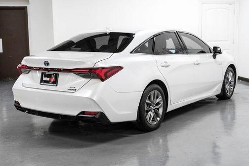 2020 Toyota Avalon Hybrid XLE