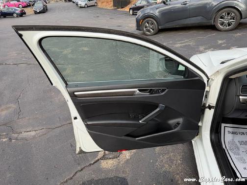 Pure White 2016 Volkswagen Passat 1.8T SE