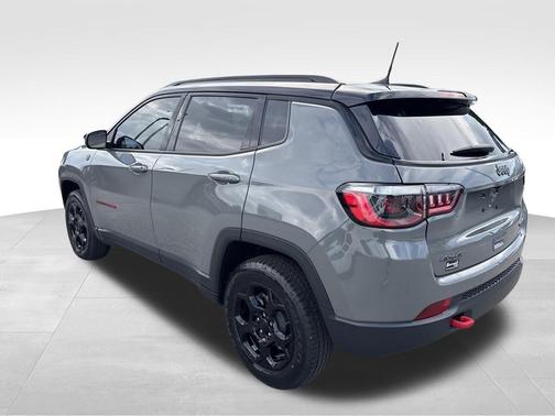 Sting Gray Clearcoat 2023 Jeep Compass Trailhawk