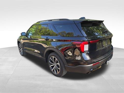 Agate Black Metallic 2025 Ford Explorer ST-Line