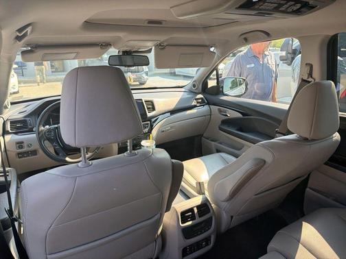 Silver 2017 Honda Pilot Touring