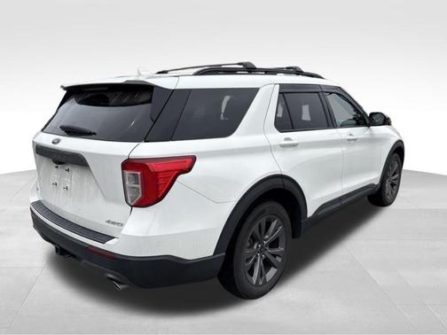 White Metallic 2022 Ford Explorer XLT