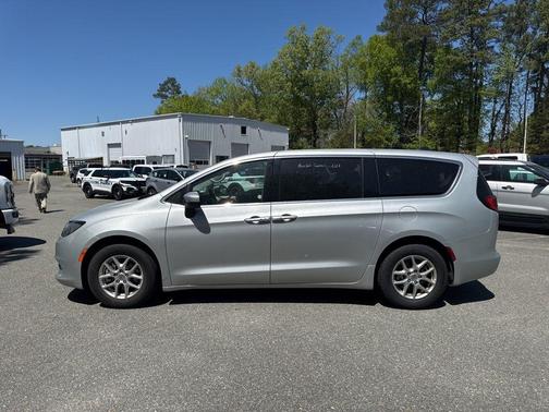 2023 Chrysler Voyager LX