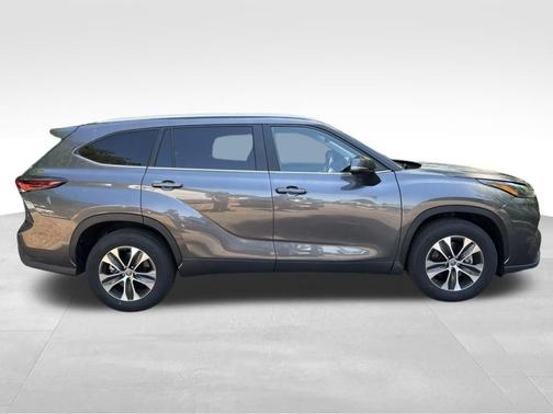 Magnetic Gray Metallic 2025 Toyota Highlander XLE