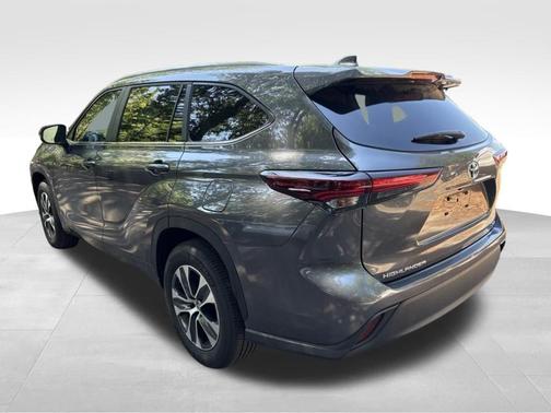 Magnetic Gray Metallic 2025 Toyota Highlander XLE