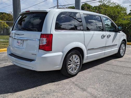 2015 Chrysler Town & Country Limited Platinum