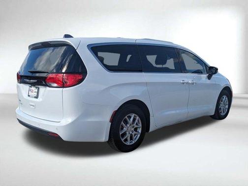 2025 Chrysler Voyager LX