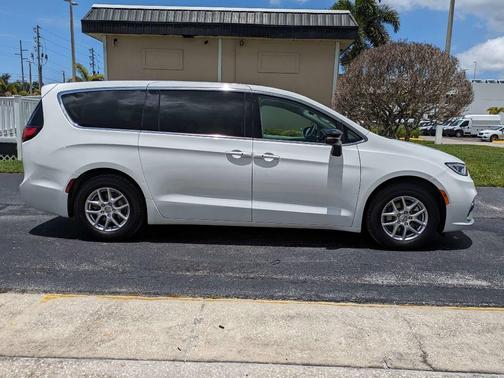 White 2024 Chrysler Pacifica Touring-L