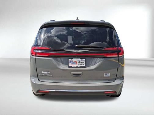 White 2022 Chrysler Pacifica Touring-L
