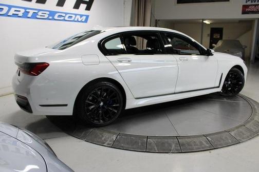 2022 BMW 740 i