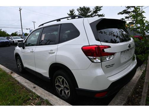 Crystal White Pearl 2022 Subaru Forester Premium