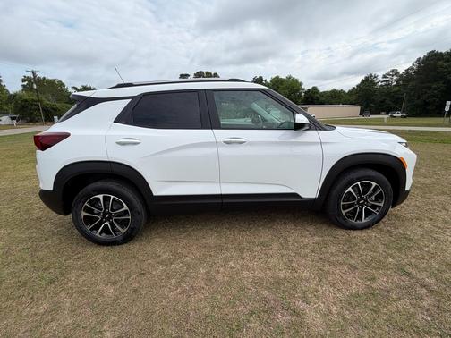 Summit White 2026 Chevrolet Trailblazer LT