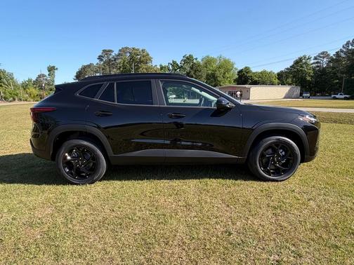 Mosaic Black Metallic 2026 Chevrolet Trax LT