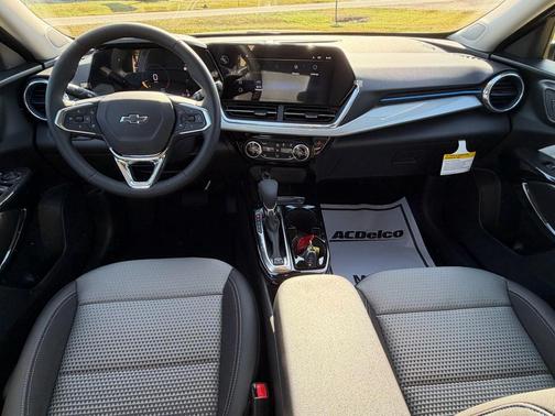 Mosaic Black Metallic 2026 Chevrolet Trax LT