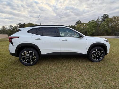 Summit White 2026 Chevrolet Trax 2RS