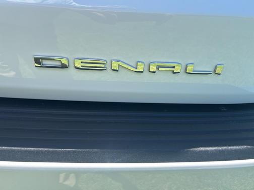 Summit White 2023 GMC Yukon Denali