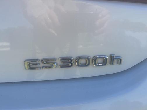 2022 Lexus ES 300h Luxury