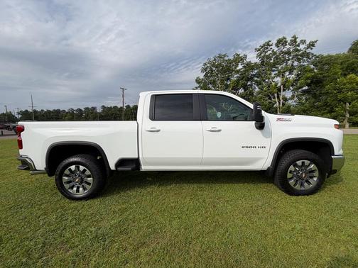 Summit White 2026 Chevrolet Silverado 2500 LT