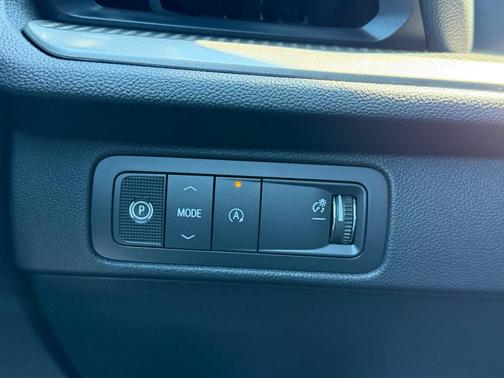 Green Metallic 2027 Chevrolet Traverse LT