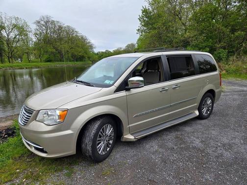 Cashmere/Sandstone Pearlcoat 2014 Chrysler Town & Country Touring-L