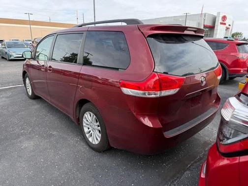 Salsa Red Pearl 2014 Toyota Sienna XLE